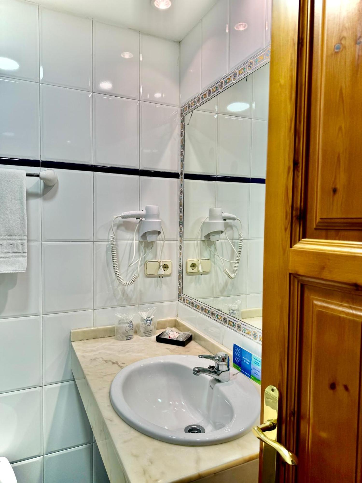 Hotel La Rivera Arenas De Cabrales Ngoại thất bức ảnh